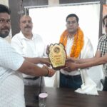 स्थानांतरण के अवसर पर प्रसार प्रशिक्षण अधिकारी को फूल -मालाओं व प्रतीक चिन्ह भेंट कर समस्त स्टाफ ने भव्य सम्मान किया