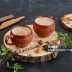 Tea In India: क्या आप ये जानते हैं कि आखिर भारत में ही क्यों दूध वाली चाय पी जाती है. अगर आप नहीं जानते हैं. तो चलिए आपको बताते हैं इसके पीछे का कारण.